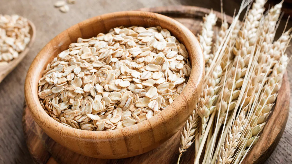 Avena en un recipiente de madera