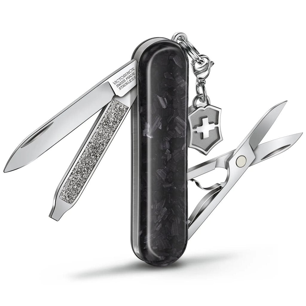 Navaja de bolsillo Classic SD BRILLIANT Carbon edición limitada con 5 funciones y llavero con cruz suiza