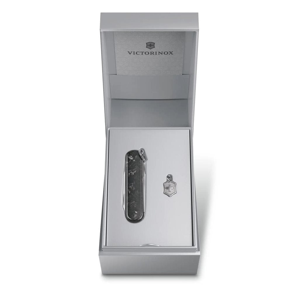 Navaja de bolsillo Classic SD BRILLIANT Carbon edición limitada con 5 funciones y llavero con cruz suiza