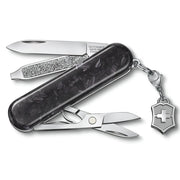 Navaja de bolsillo Classic SD BRILLIANT Carbon edición limitada con 5 funciones y llavero con cruz suiza