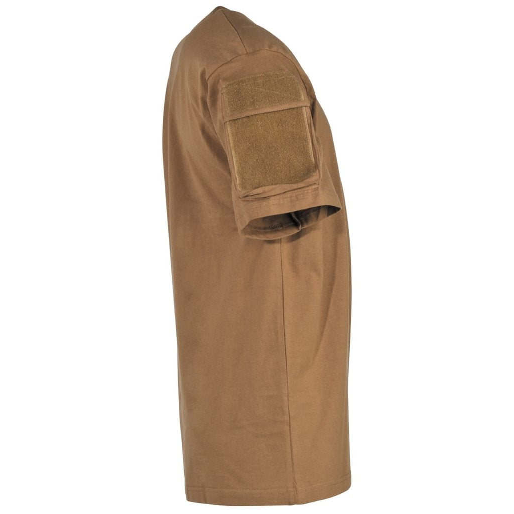 Camiseta táctica color coyote con panel VELCRO y bolsillo en la manga, 100% algodón