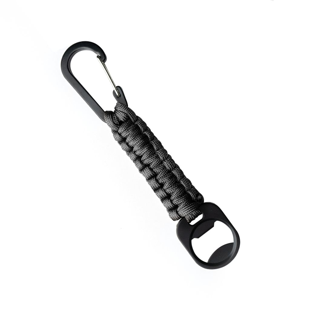 Llavero paracord negro con mosquetón metálico y abridor de botellas