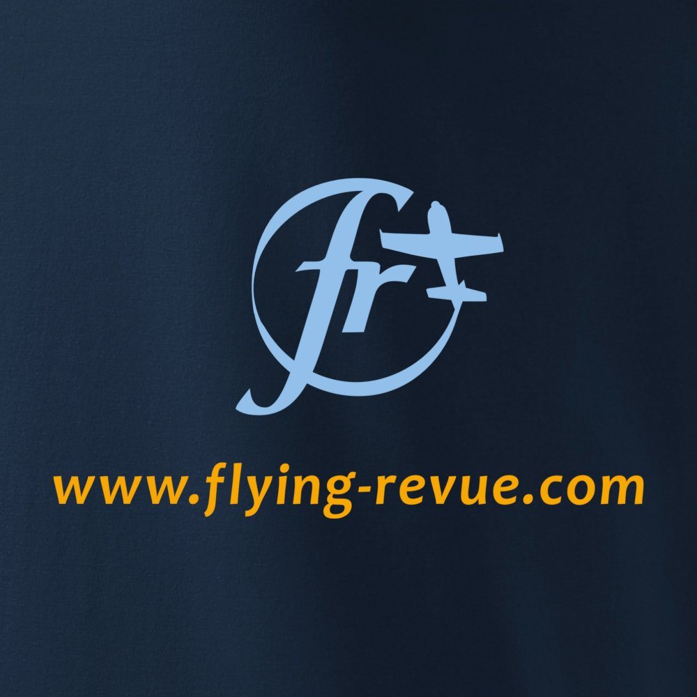 Camiseta azul relacionada con intento de récord de distancia en ultraligero, colaboración FLYING REVUE, gramaje 200 g/m²