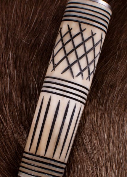 Imagen de Cuchillo saxo con mango de hueso, Skramasax 0216201900 parte de nuestra colección en Espadas y más, sitio oficial.