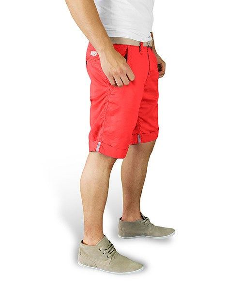 Pantalones cortos XYLONTUM Chino rojos, ligeros, inspirados en uniformes militares s. XIX, con cinturón contrastante.