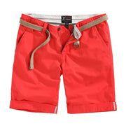 Pantalones cortos XYLONTUM Chino rojos, ligeros, inspirados en uniformes militares s. XIX, con cinturón contrastante.