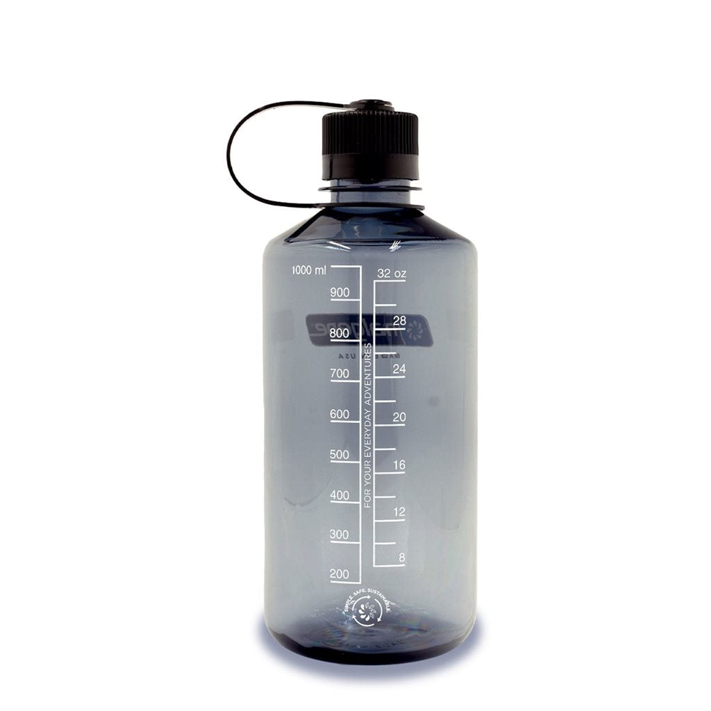 Botella Nalgene NM Sustain 1 litro transparente de tritán con tapón de rosca sujeto a la botella