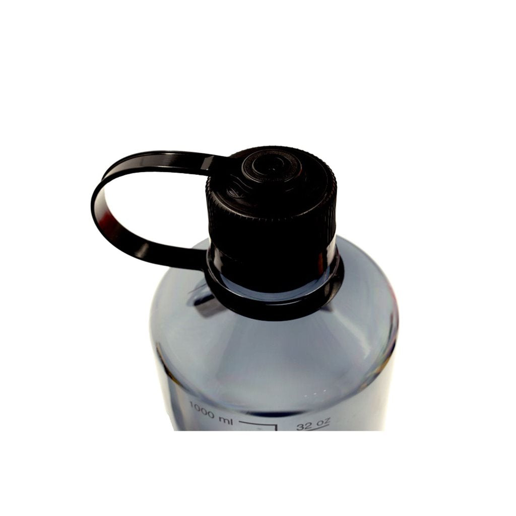 Botella Nalgene NM Sustain 1 litro transparente de tritán con tapón de rosca sujeto a la botella