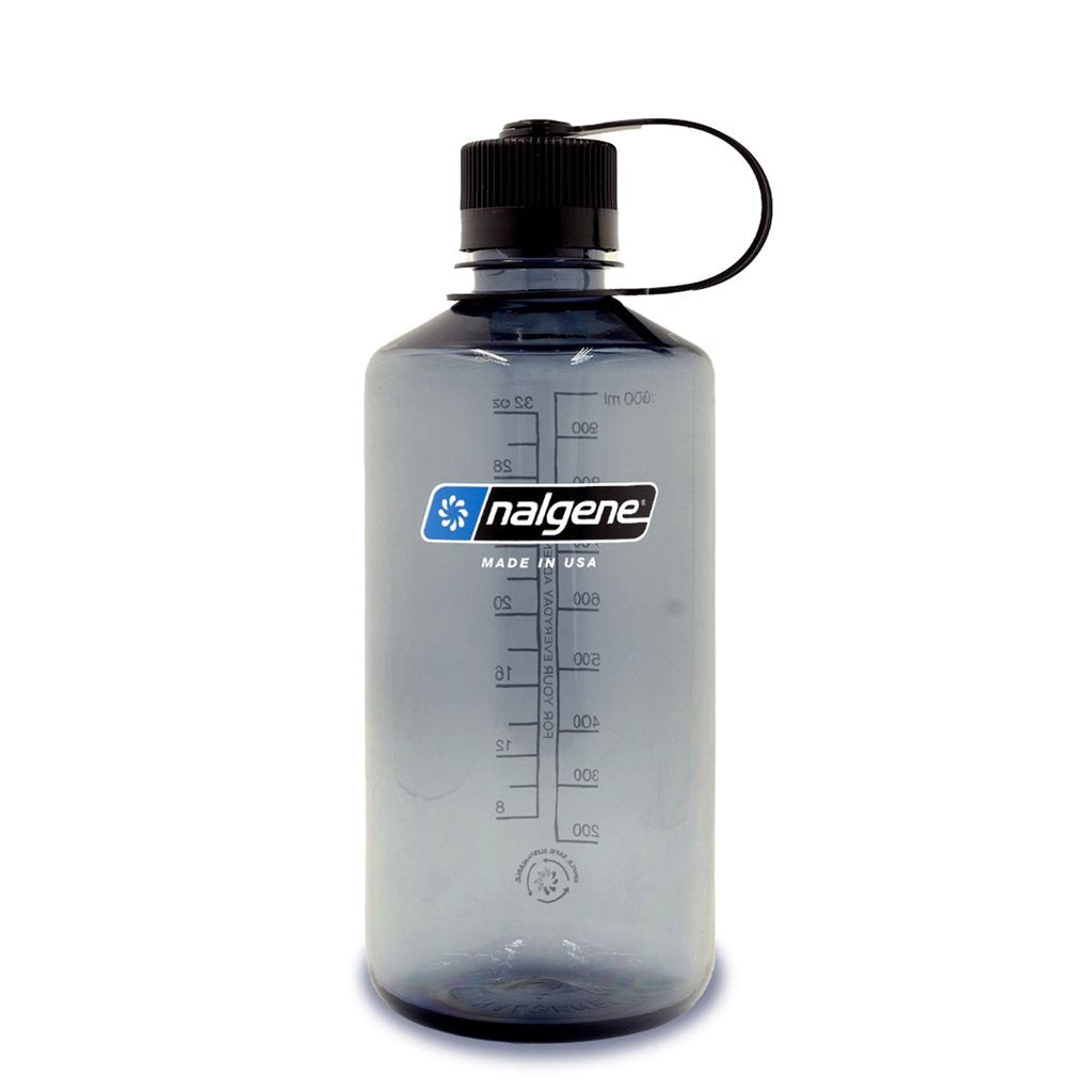 Botella Nalgene NM Sustain 1 litro transparente de tritán con tapón de rosca sujeto a la botella