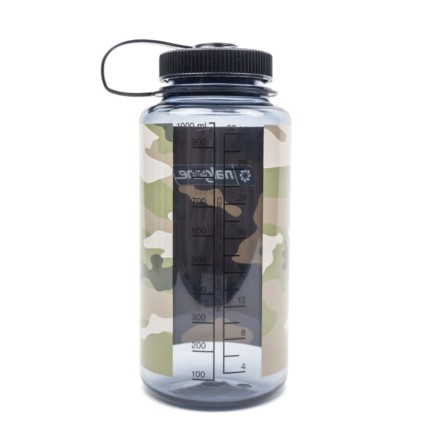 Botella Nalgene 1 litro con funda camuflaje y tapón roscado sujeto.
