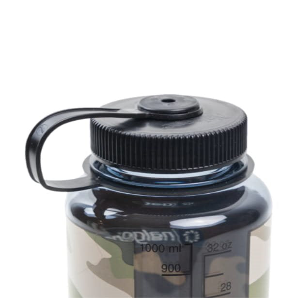 Botella Nalgene 1 litro con funda camuflaje y tapón roscado sujeto.
