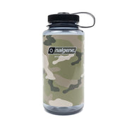 Botella Nalgene 1 litro con funda camuflaje y tapón roscado sujeto.
