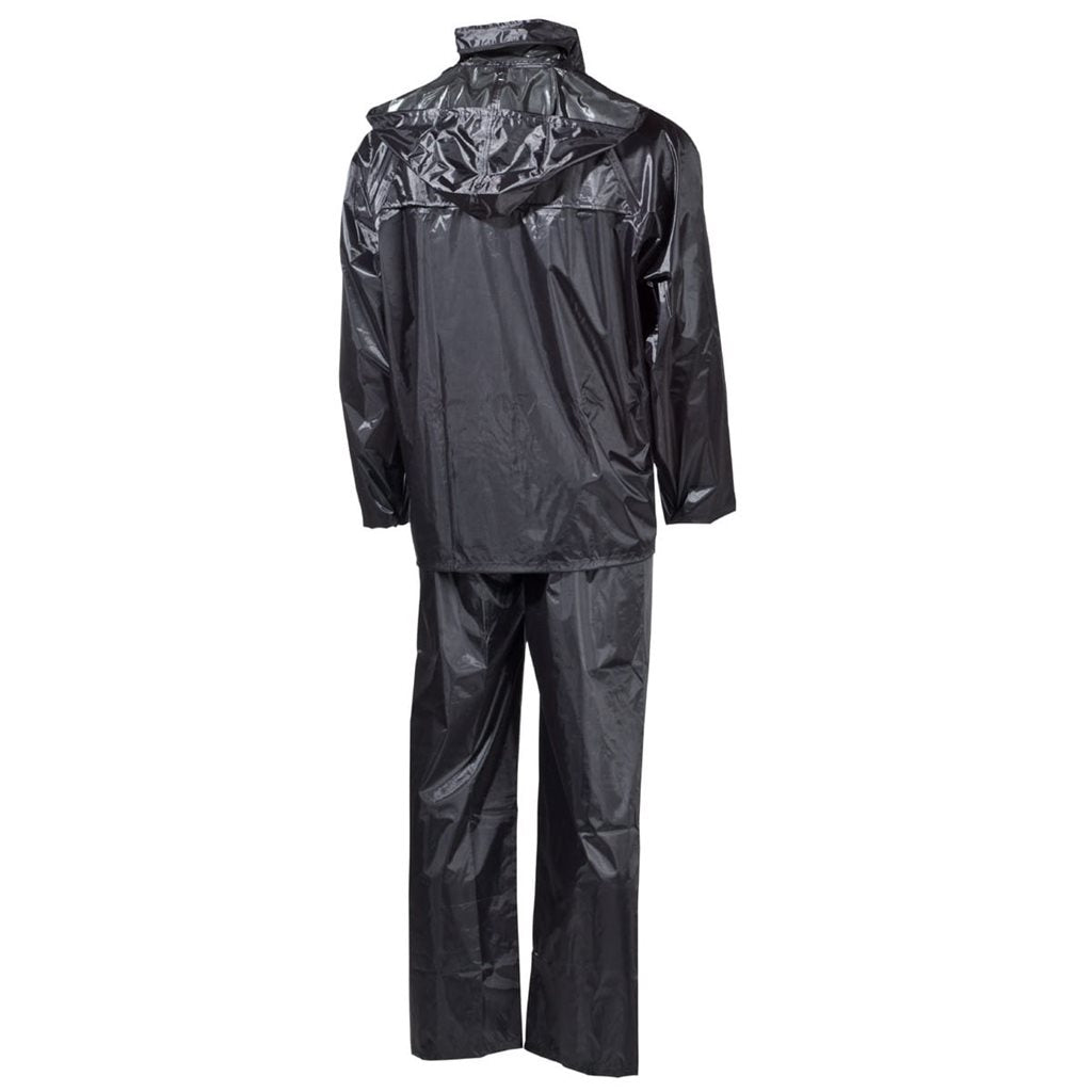 Conjunto impermeable negro, chaqueta con capucha integrada y pantalones. 100% poliester