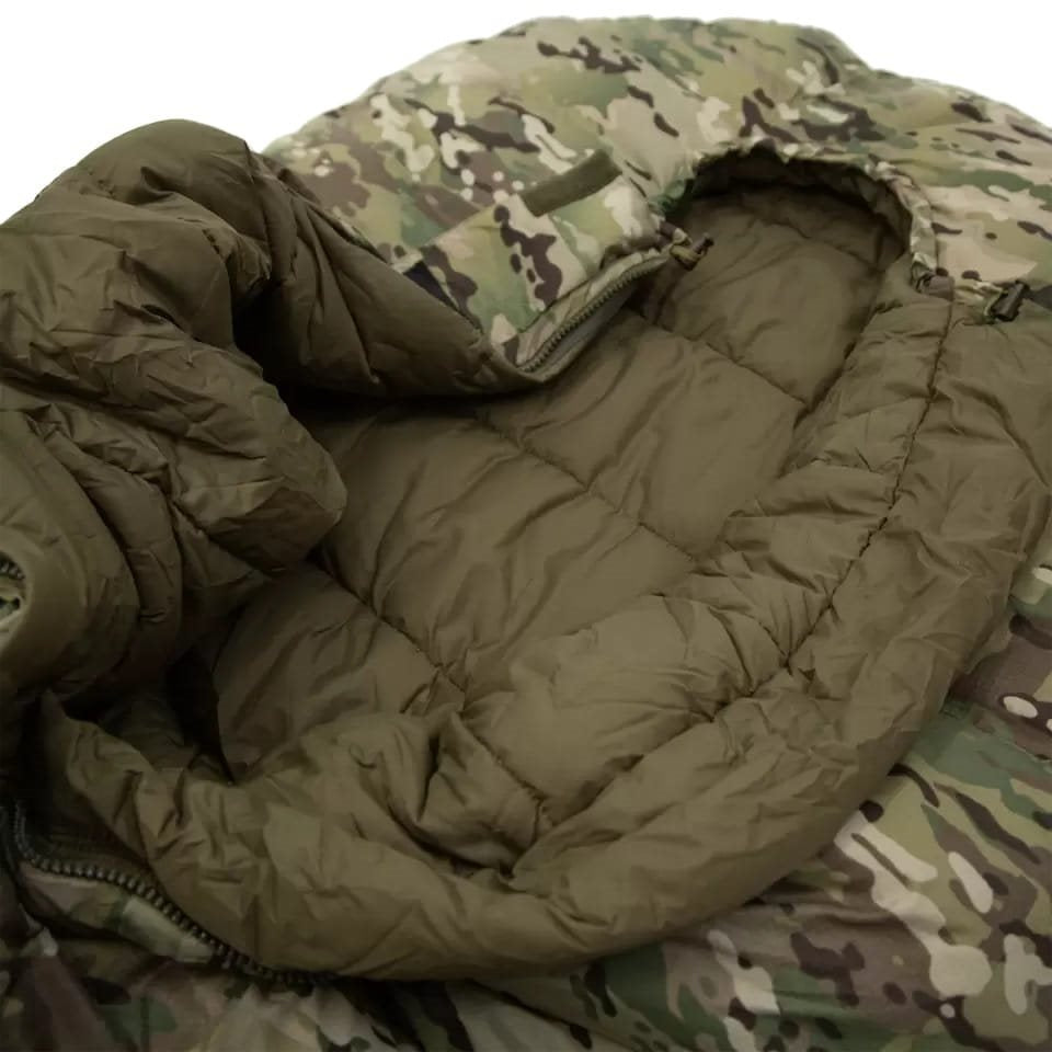Imagen del saco de dormir DEFENCE 4 en forma de momia, usado por varios ejércitos de la OTAN.