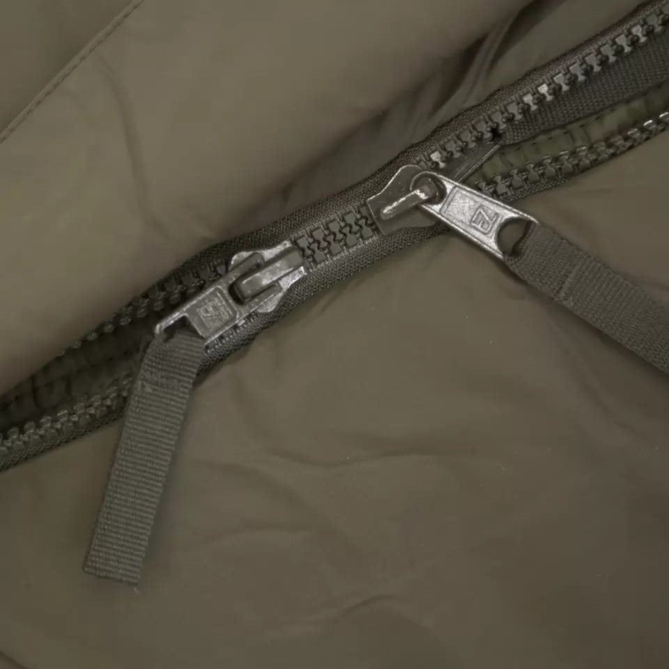 Imagen del saco de dormir DEFENCE 4 verde tipo momia