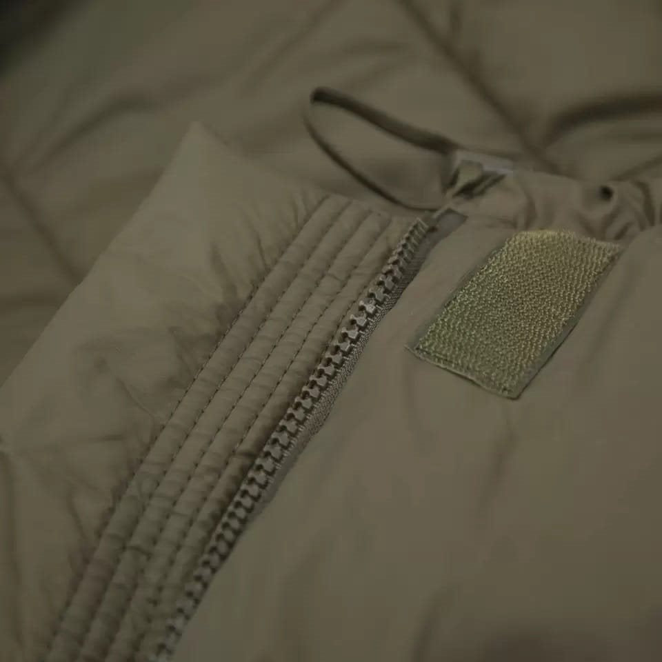 Imagen del saco de dormir DEFENCE 4 verde tipo momia
