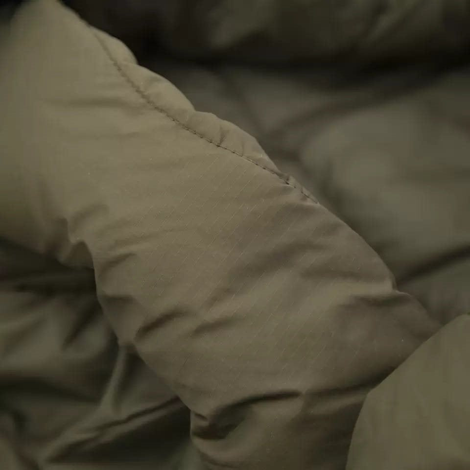 Saco de dormir DEFENCE 6 verde, tipo momia, usado por unidades de la OTAN en condiciones árticas