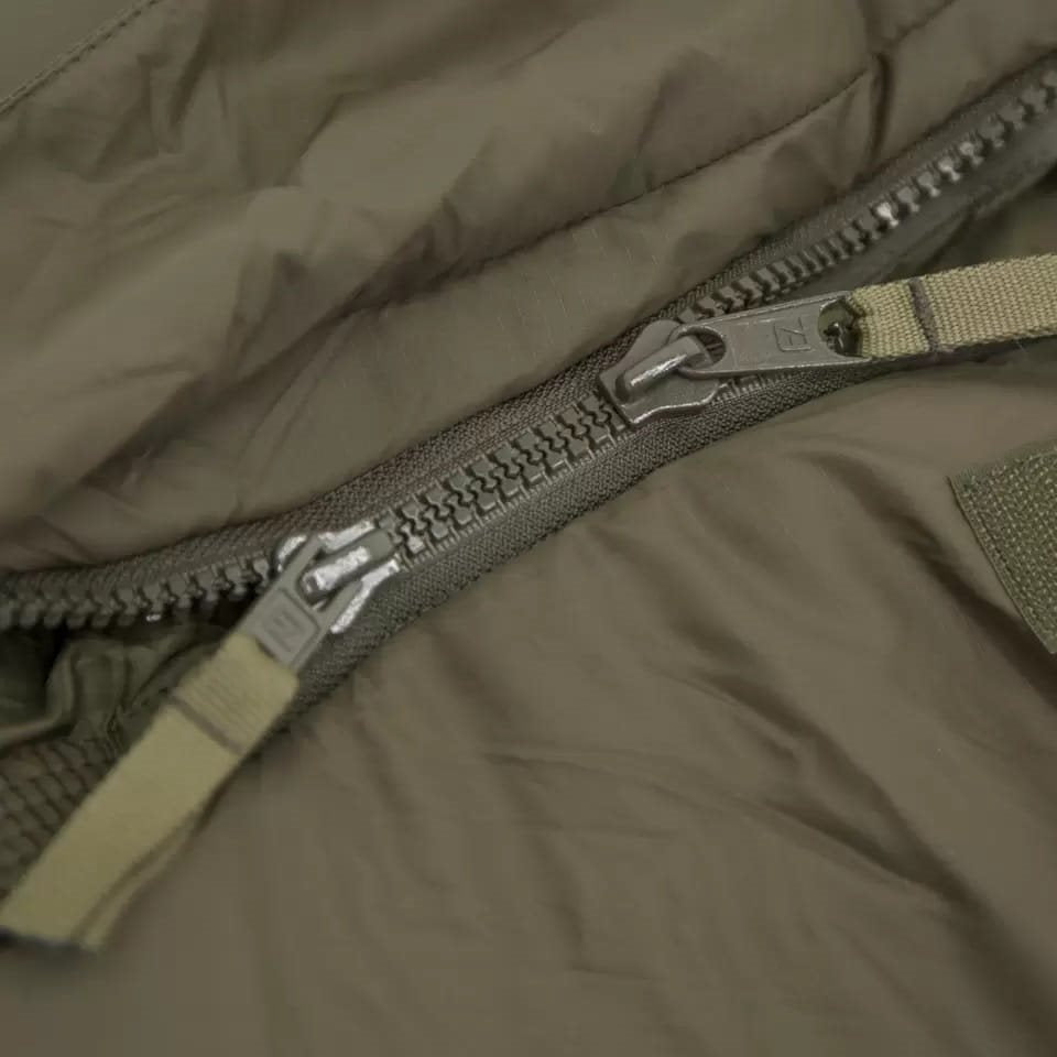 Saco de dormir DEFENCE 6 verde, tipo momia, usado por unidades de la OTAN en condiciones árticas