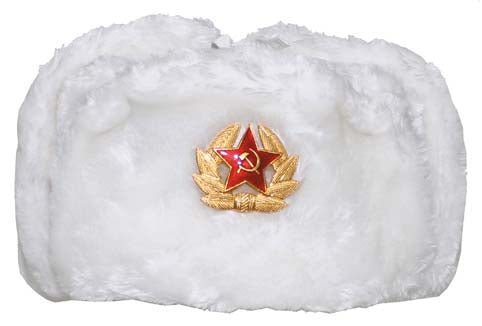 Ushanka rusa blanca con insignia y estrella
