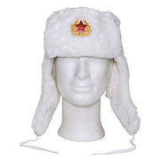 Ushanka rusa blanca con insignia y estrella