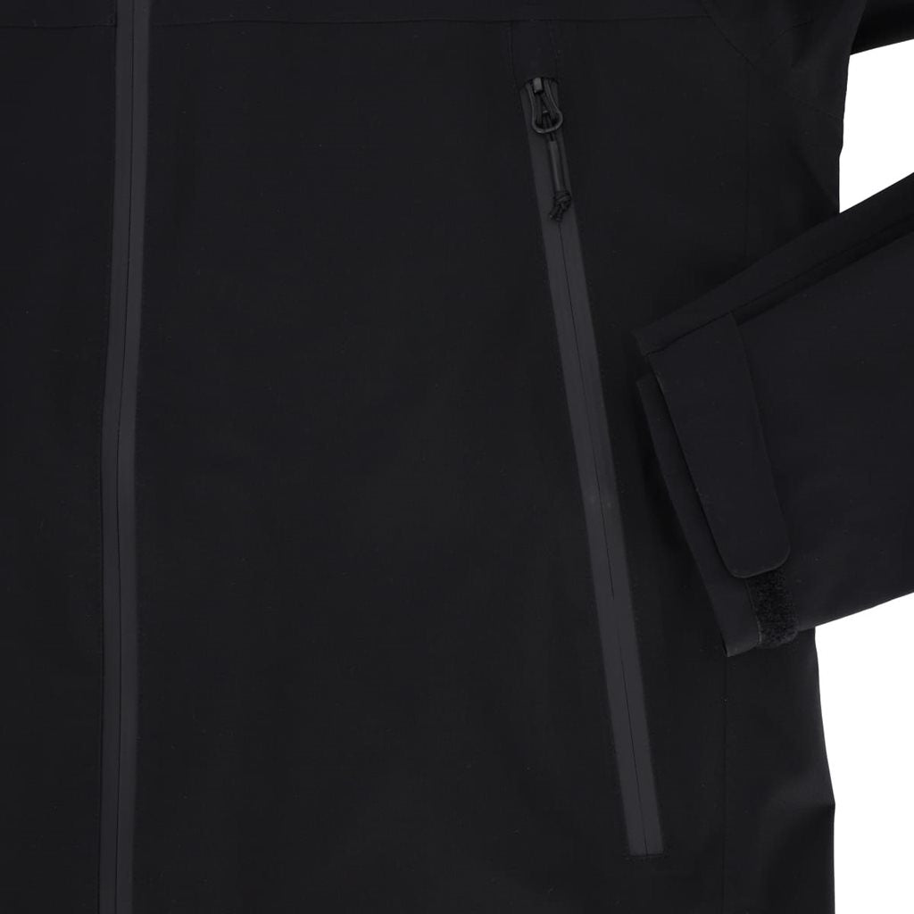 Chaqueta impermeable APHA negra, vista frontal con capucha y cremallera