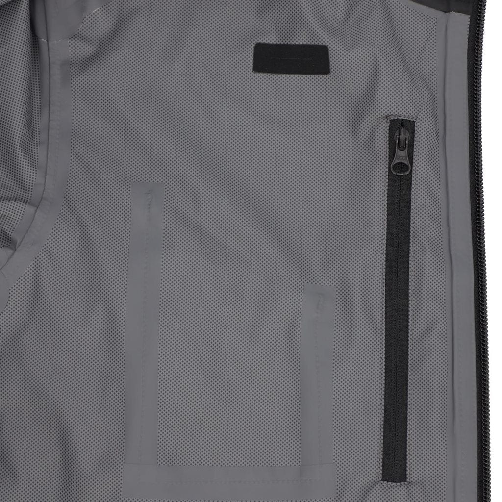 Chaqueta impermeable APHA negra, vista frontal con capucha y cremallera