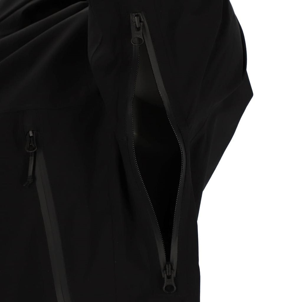 Chaqueta impermeable APHA negra, vista frontal con capucha y cremallera