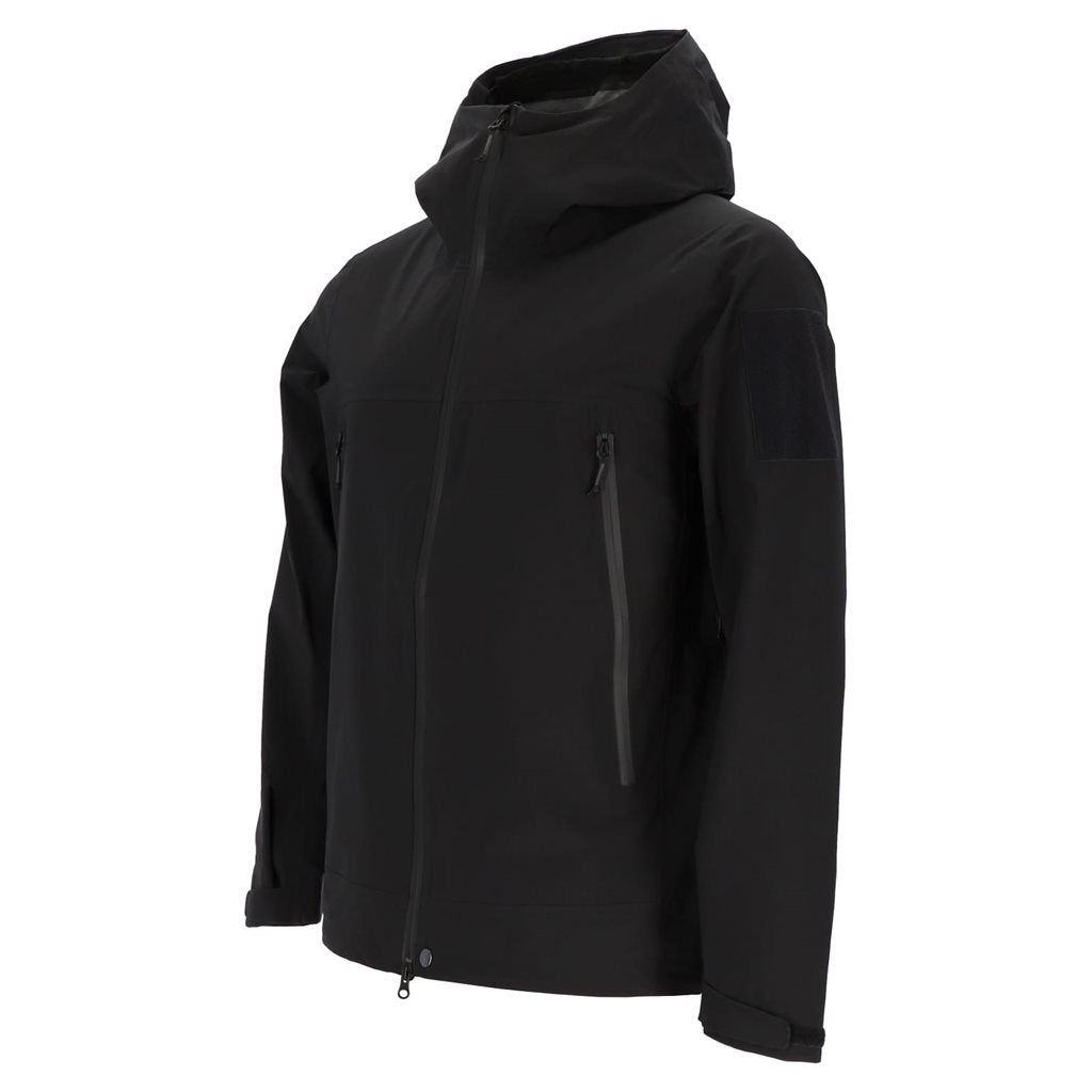 Chaqueta impermeable APHA negra, vista frontal con capucha y cremallera