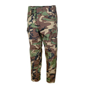 Pantalones trilaminados US MT-plus Woodland, corte ancho y rodillas reforzadas.