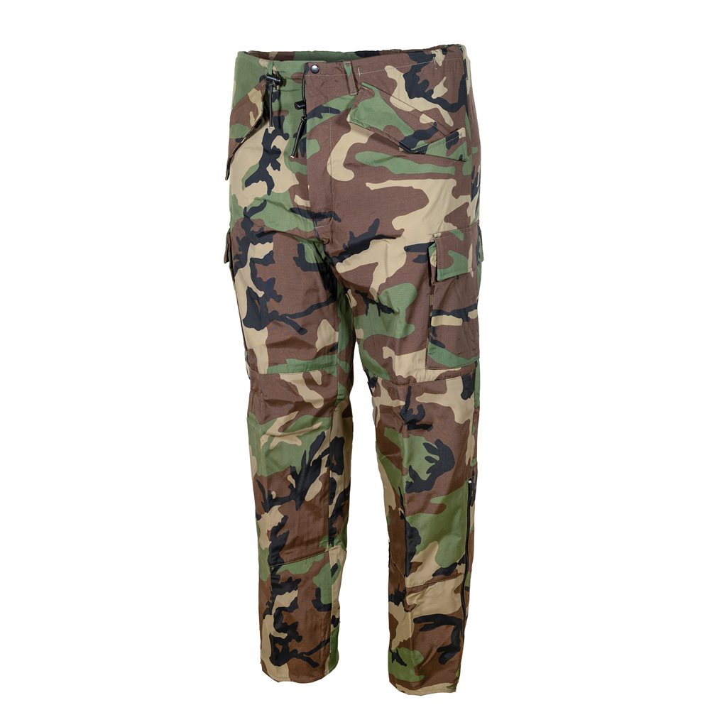 Pantalones trilaminados US MT-plus Woodland, corte ancho y rodillas reforzadas.