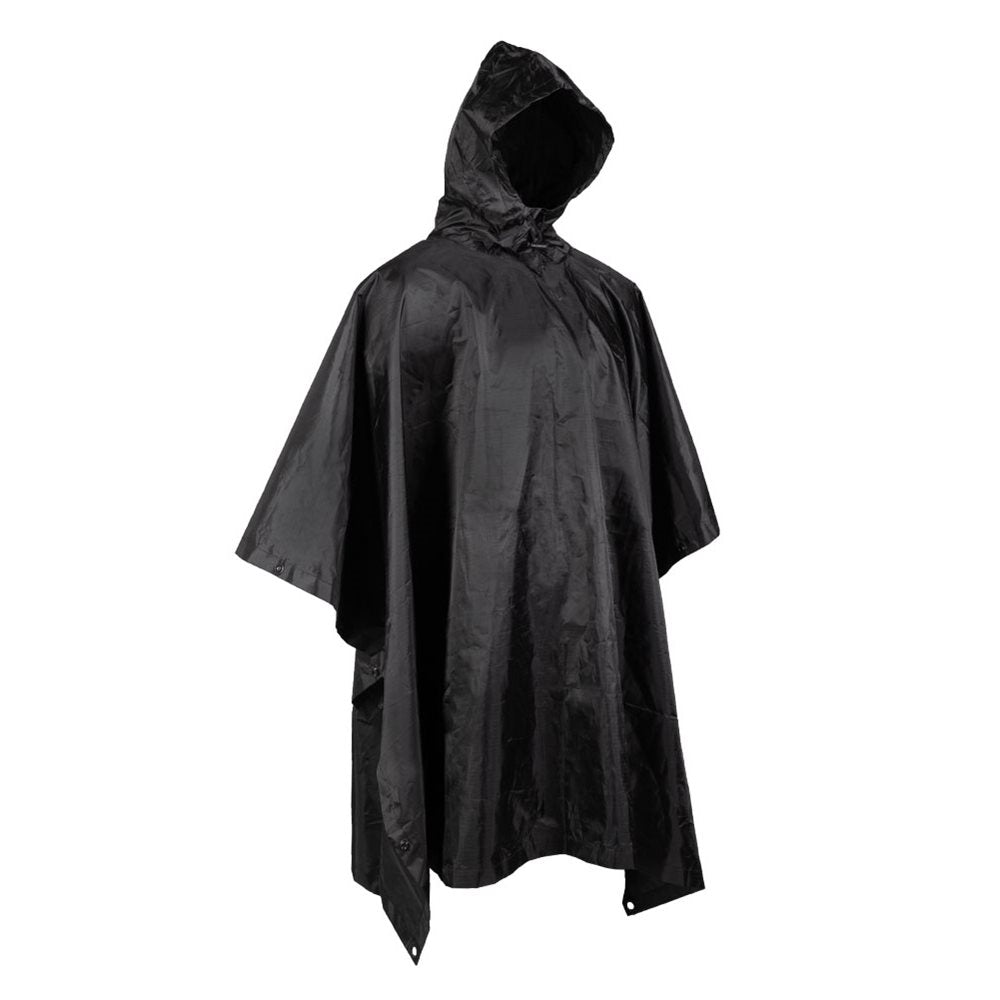 Poncho ligero BASIC rip-stop verde desplegado junto a su bolsa de transporte