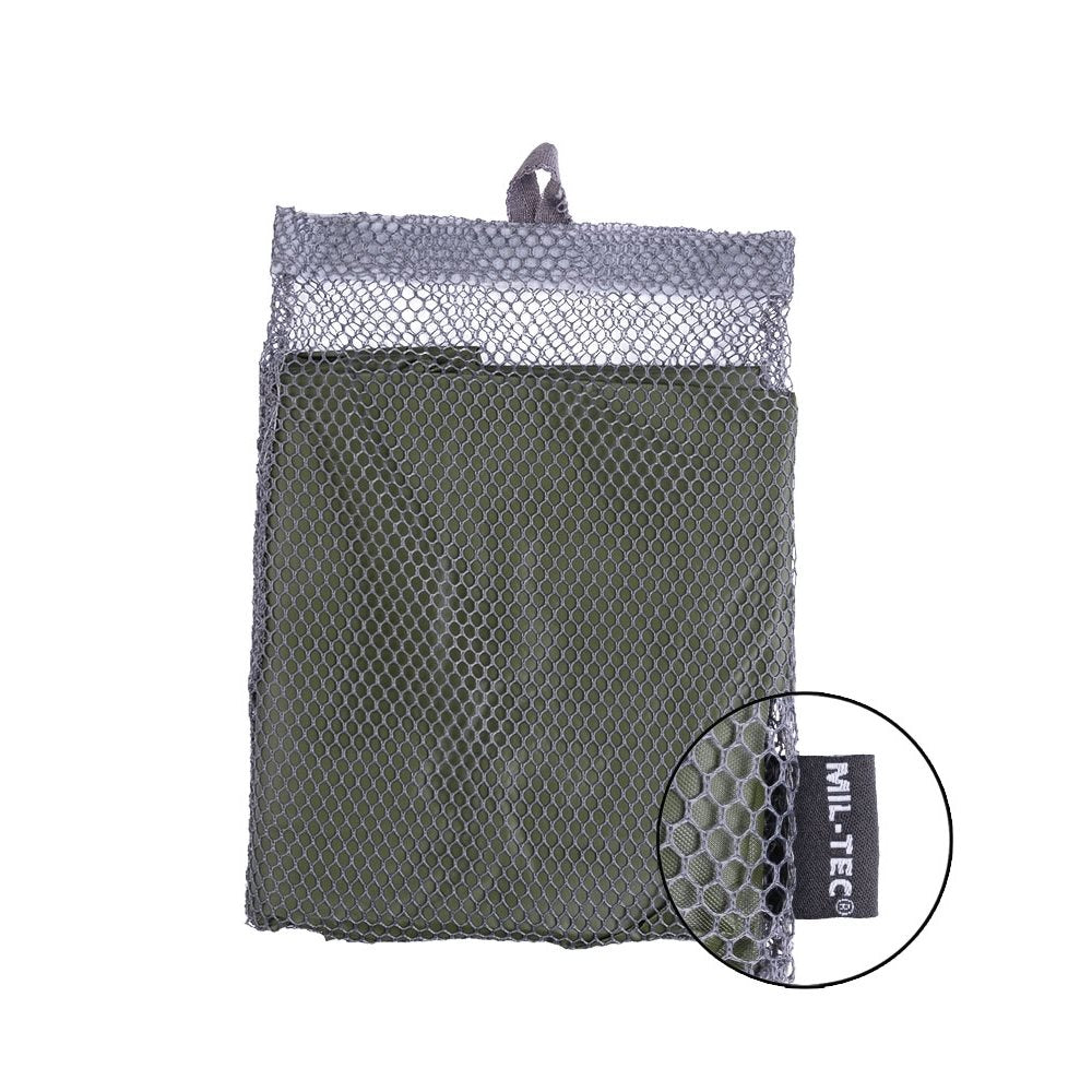 Poncho WET WEATHER verde desplegado con funda de poliéster de malla incluida