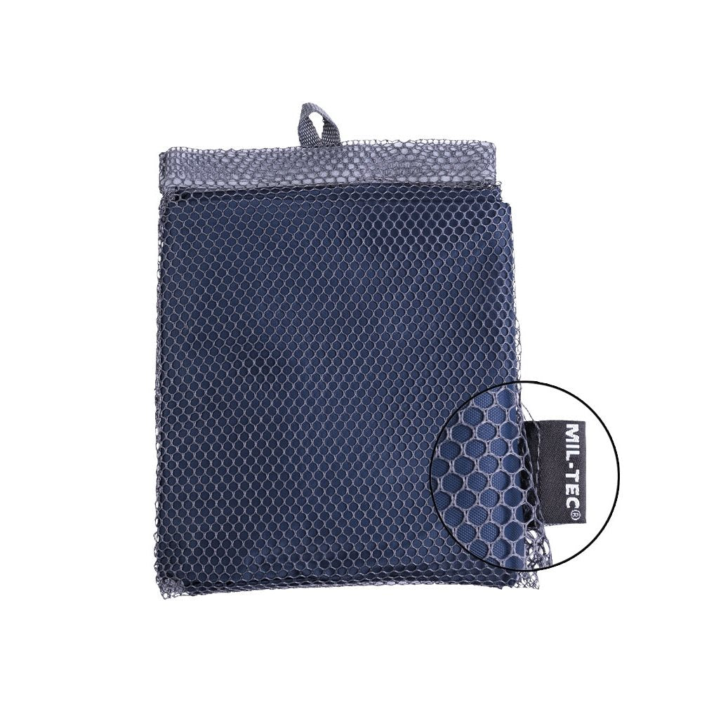 Poncho WET WEATHER verde desplegado con funda de poliéster de malla incluida