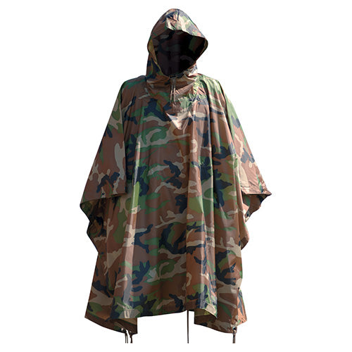 Poncho US rip-stop verde desplegado junto a su bolsa de transporte, tamaño 210 x 150 cm