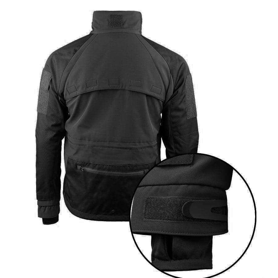 Chaqueta SOFTSHELL PLUS negra con múltiples bolsillos visible en imagen