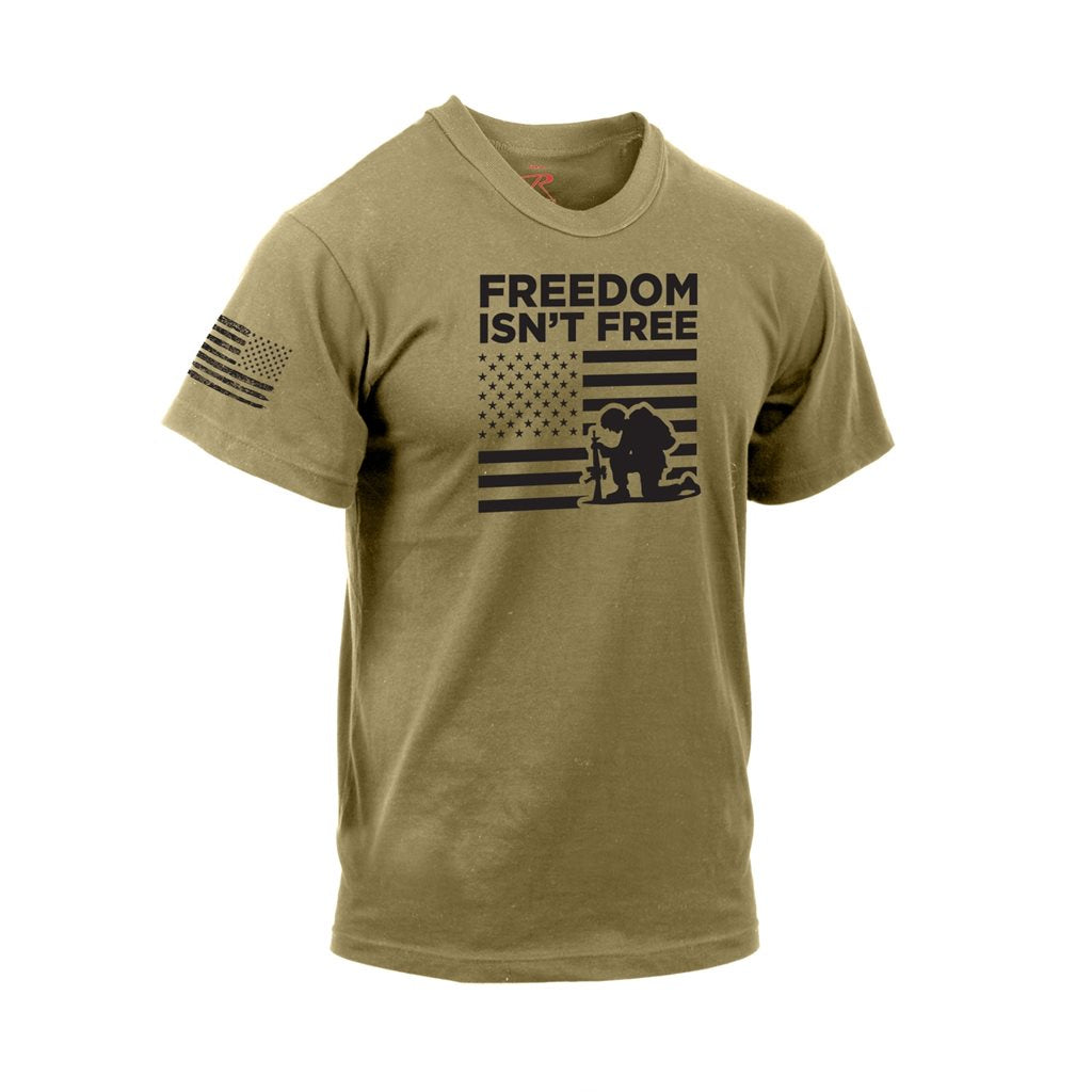 Camiseta verde COYOTE con bandera de EEUU y soldado arrodillado, texto 'Freedom isn't free'
