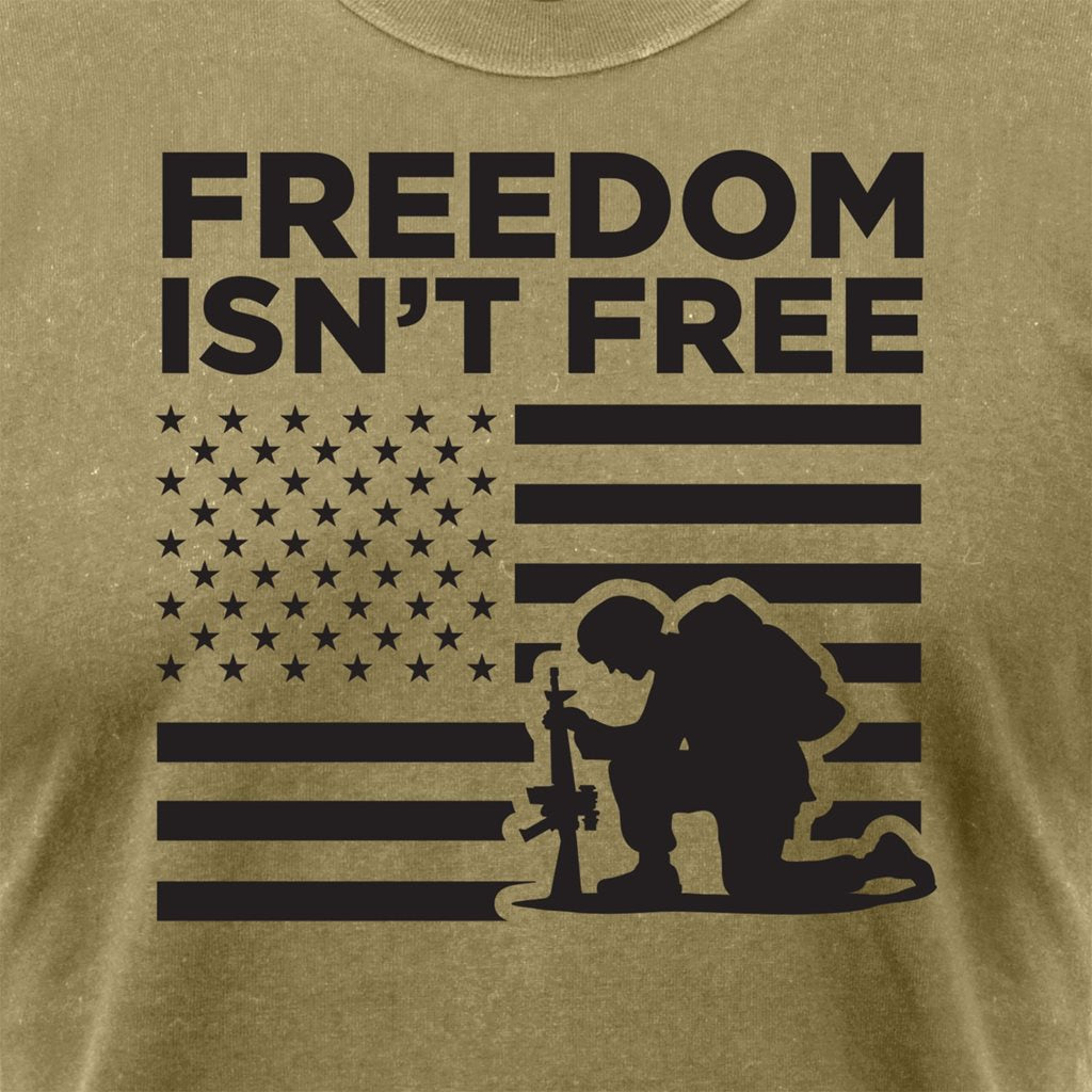 Camiseta verde COYOTE con bandera de EEUU y soldado arrodillado, texto 'Freedom isn't free'