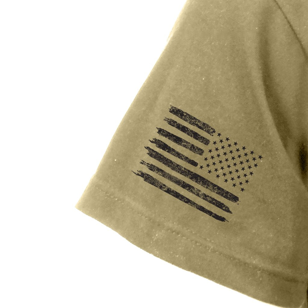 Camiseta verde COYOTE con bandera de EEUU y soldado arrodillado, texto 'Freedom isn't free'