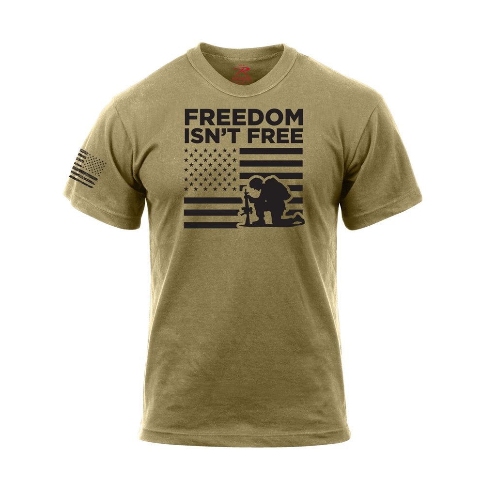 Camiseta verde COYOTE con bandera de EEUU y soldado arrodillado, texto 'Freedom isn't free'