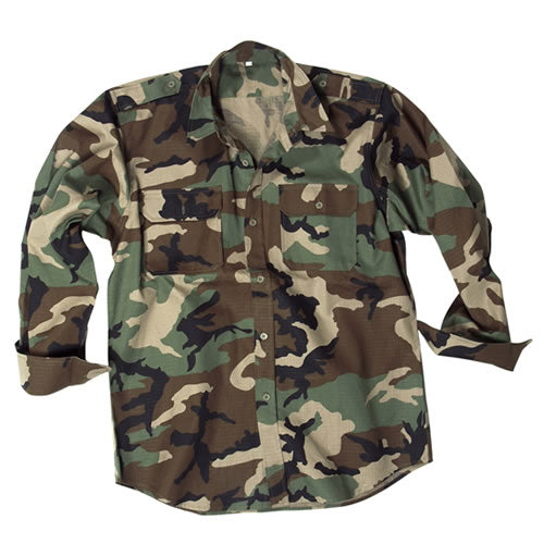 Camisa de campo Woodland rip-stop 100% algodon con bolsillos frontales y puños abotonados