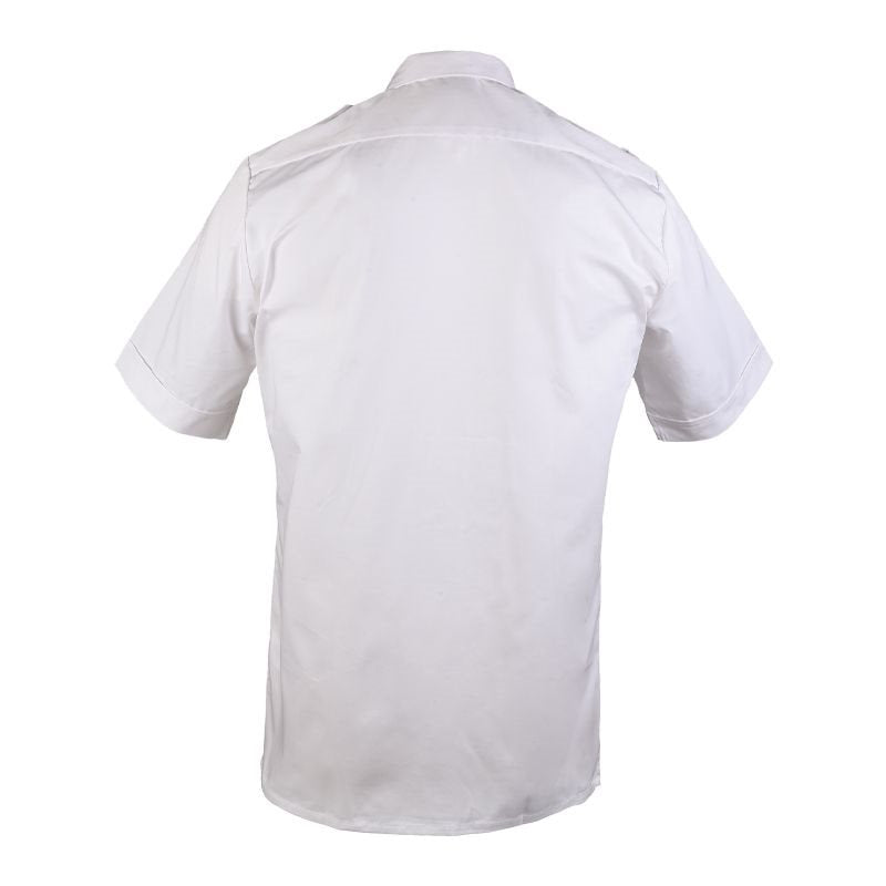 Camisa de servicio blanca con cierre de botones, dos bolsillos de pecho con solapa, hombreras y puños ajustables