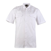Camisa de servicio blanca con cierre de botones, dos bolsillos de pecho con solapa, hombreras y puños ajustables