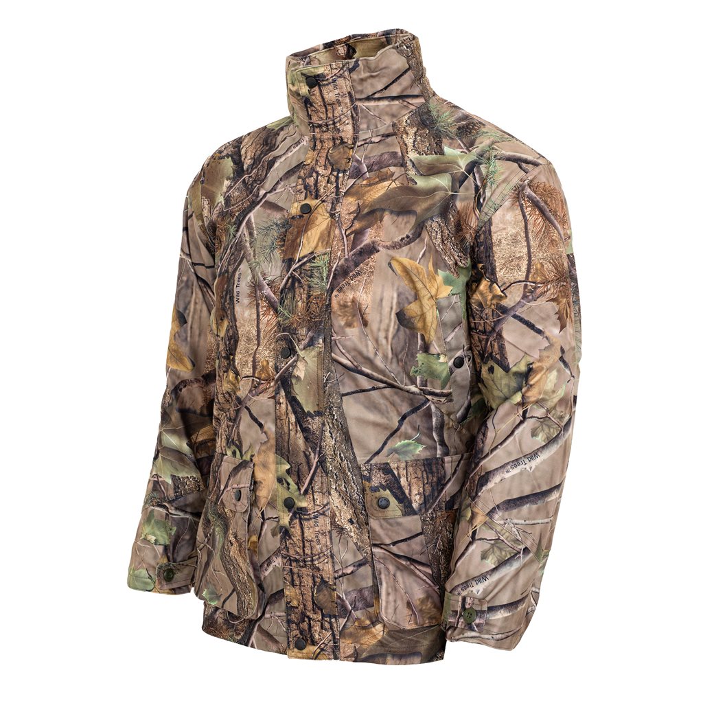 Chaqueta de caza HUNTER WILDTREE CAMO en camuflaje, vista frontal con capucha y bolsillos