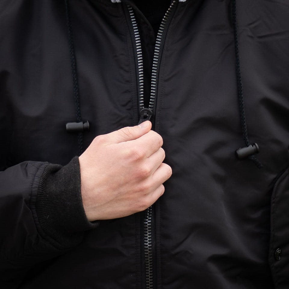 Bomber MA1 negra con capucha y cuello de algodón, vista frontal
