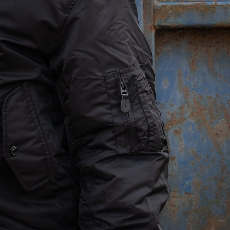 Bomber MA1 negra con capucha y cuello de algodón, vista frontal