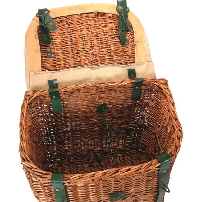Cesta de mimbre usada para silla de montar, vista frontal