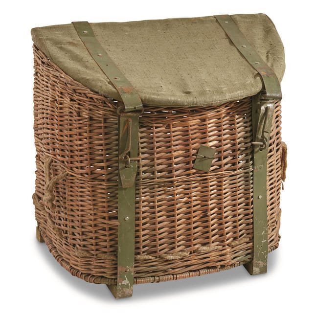Cesta de mimbre usada para silla de montar, vista frontal