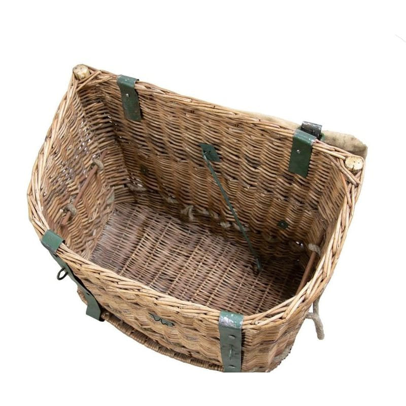 Cesta de mimbre usada para silla de montar, vista frontal