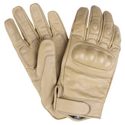 Guantes TACTICA de cuero Coyote, vista del exterior con protección de nudillos y cierre de velcro