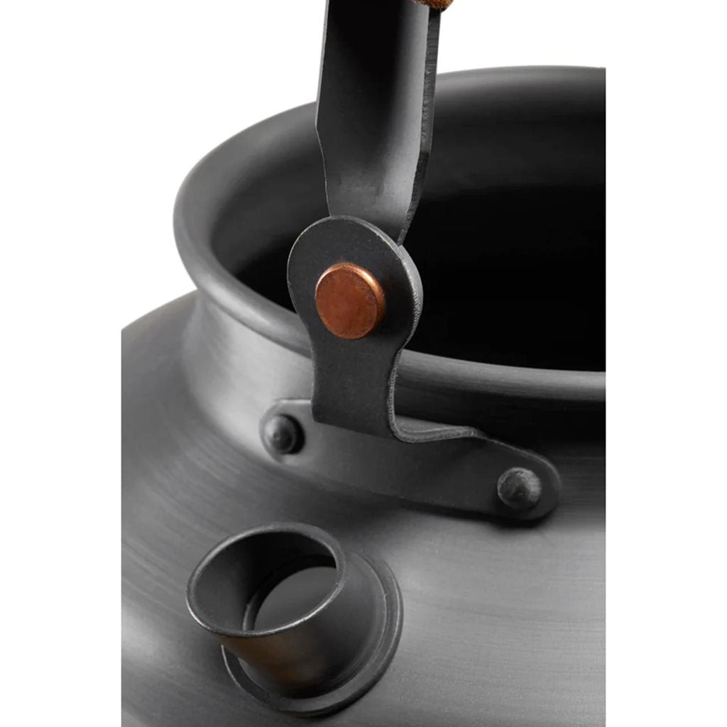 Tetera de aluminio 1,3 l gris con tapa y asa de madera